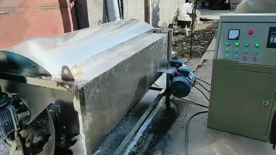 Machine à éplucher et à laver le manioc avec un taux d'épluchage élevé et une efficacité rapide