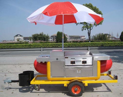 Un hot-dog de haute qualité avec une grille et une friteuse