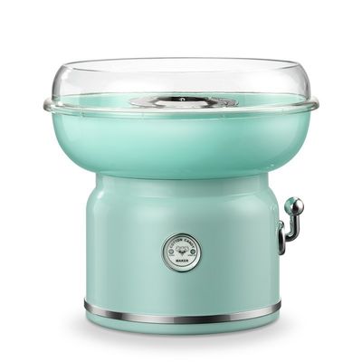 Une belle et compacte fabricante de bonbons en coton